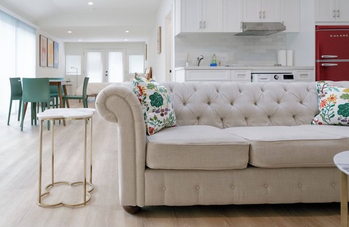 Thousand Oaks House | Private Guesthouse in Thousand Oaks close to shops & eats!