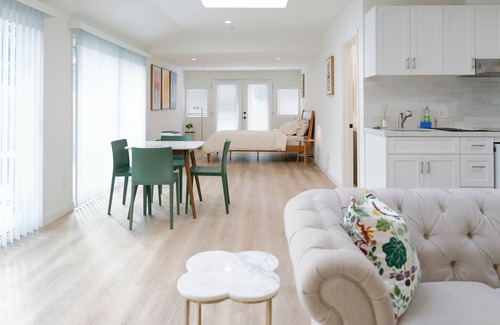 Thousand Oaks House | Private Guesthouse in Thousand Oaks close to shops & eats!