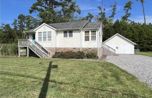 Windmill Point House | Private Happy 2 BDRM Home Public Beach & Marina with Restaurant Minutes Away