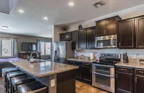 San Tan Valley House | Private Heated Pool - pool heat incl'd, Fire-pit, Pool Table, Bar, Dog-friendly!