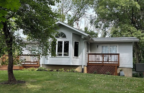 Iowa City House | Private Hilltop Country 3-Bedroom Home