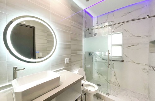 Driftwood House | Private Hollywood Guest suite, 1 bedroom, full kitchen, full bathroom