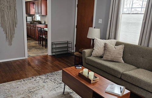 Albany House | Private home all to yourself, shopping, dining, hospitals and colleges.