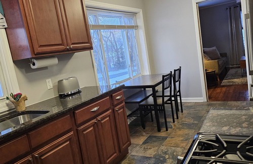 Albany House | Private home all to yourself, shopping, dining, hospitals and colleges.