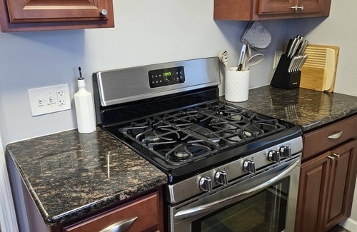 Albany House | Private home all to yourself, shopping, dining, hospitals and colleges.