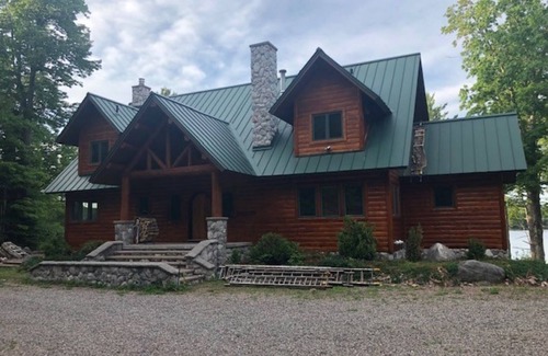 Champion House | Private Home On Gibson Lake