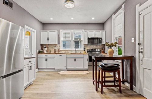 Lower East Side House | Private Home w/Backyard + Game Table – Walk to Brady St Fun