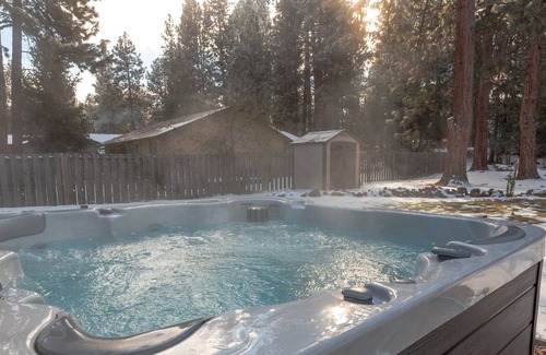 Deschutes River Woods House | Private Hot Tub ~ Great Privacy ~ Fireplace