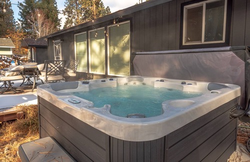 Deschutes River Woods House | Private Hot Tub ~ Great Privacy ~ Fireplace
