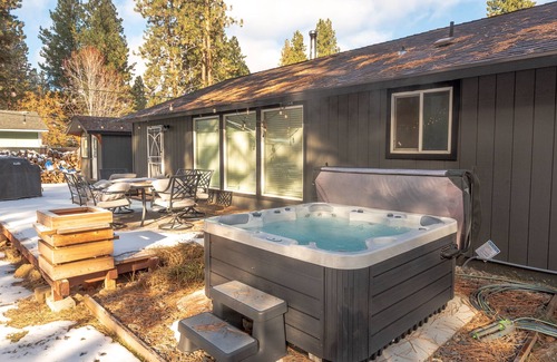Deschutes River Woods House | Private Hot Tub ~ Great Privacy ~ Fireplace