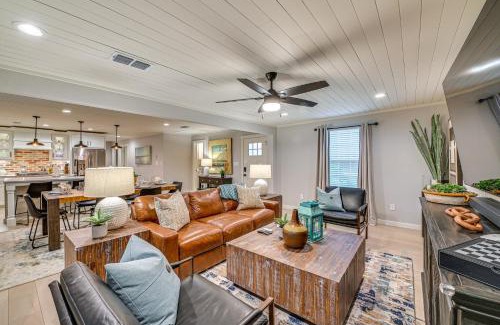 Pilot Point House | Private Hot Tub Luxe Gem 3 Mi to Lake Ray Roberts