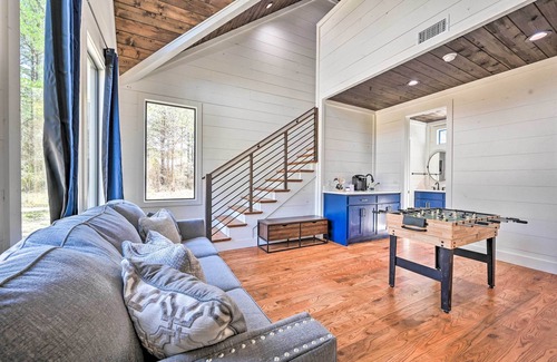 Hochatown Cabin | Private Hot Tub, Outdoor Fireplace: Broken Bow Gem