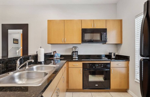 Sunset Lakes House | Private Hot Tub, Pools, Grill, Gym & Free Parking. 12 Min from Disney