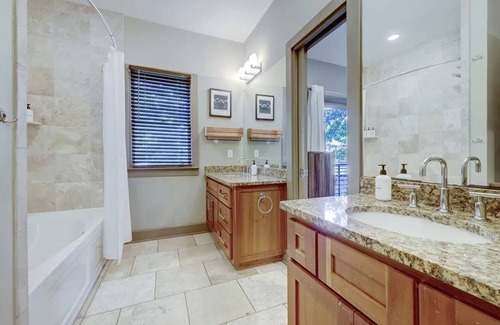 North Loop House | Private Hot Tub + Sleeps 12 - Northern Serenity 2