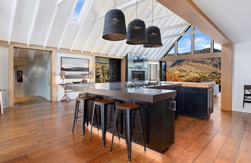 Arrowtown House | Private infinity pool, spa pool, tennis court, petanque