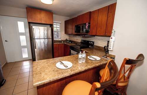 Bucana Apartment | Private Jacuzzi Oasis with Mountain Views. FREE Parking and Laundry