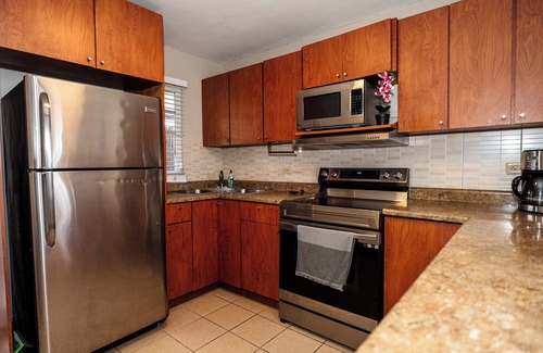 Bucana Apartment | Private Jacuzzi Oasis with Mountain Views. FREE Parking and Laundry