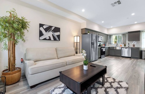 Little Armenia House | Private King Bedroom Hollywood