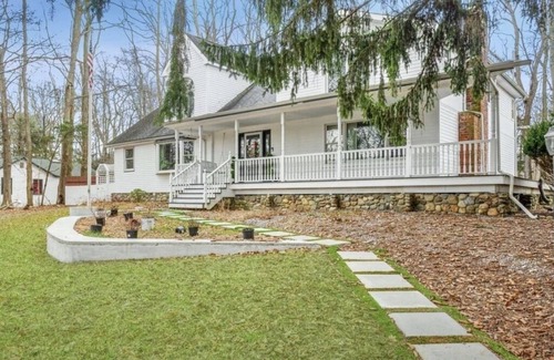 Middle Island House | Private Lake house with cable! Treehouse, kayaks, fishing and quads. 1.3 Acres