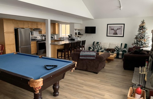 Snow Pine Estates Ski Chalet | Private Large Chalet True Ski-In Ski-Out Perfect Location, Family/Pet Friendly