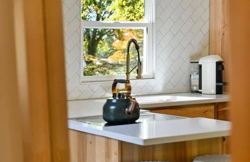 Grandview Cabin | Private Leaning Cottage Retreat! (Pets Welcomed)