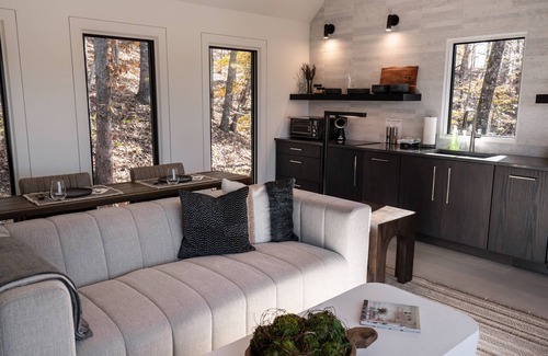 Dawsonville Cabin | Private Luxury Romantic Getaway near Dahlonega with Hot Tub and Trails
