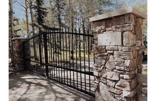 Divide House | Private Luxury Spa Retreat -Mountain View, Hot Tub & Sauna