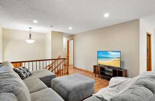 Plymouth House | Private Master Suite in house - 14 miles To Downtown Minneapolis