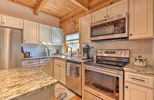 Purlear Cabin | Private Mountain Escape W/Hot Tub, Creekside