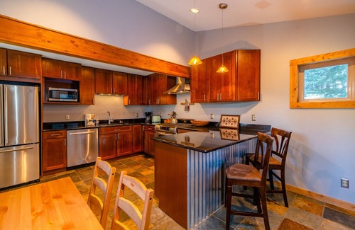 Alma Cabin | Private Mountainside Perch with Hot Tub/Pet Friendly/Retro Chic - Alpine Haus