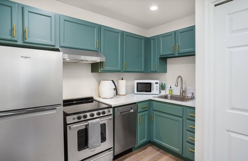 Crestwood Apartment | Private Newly Renovated modern loft studio with Free Parking, AC/Heat and WiFi