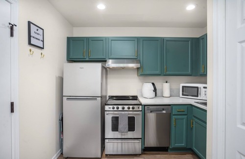 Crestwood Apartment | Private Newly Renovated modern loft studio with Free Parking, AC/Heat and WiFi