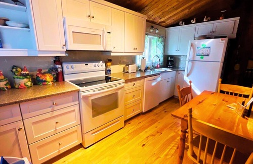 Anne's Land Cabin | Private, Ocean View Cottage, 5 Mins - Cavendish, large deck, A/C, Wifi, Sleeps 6