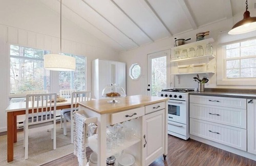 Queens Cottage | Private oceanfront cottage getaway in Mill Village