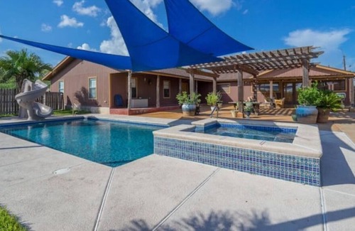 Sandia House | Private one-acre Oasis Pool Resort - near Corpus Christi Lake