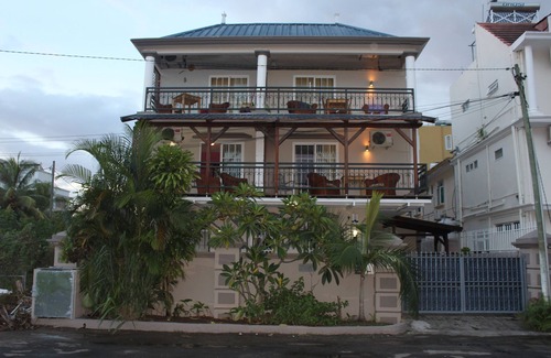 Wolmar Apartment | Private one bed apartment1 min walk to beach WIFI, Nespresso & Air Fryer