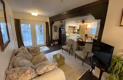 Kingston House | Private one bedroom guesthouse with pool