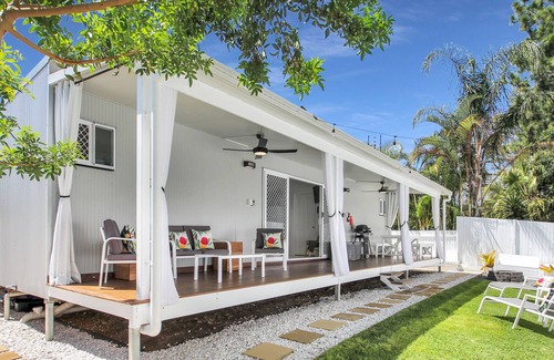 Coolum Beach Cottage | Private Outdoor Spa, Fire Pit, Cinema Room - The Cottage Coolum Beach