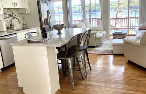Skaneateles House | Private & Peaceful Renovated Skaneateles Lake Cottage- 200' private lakefront