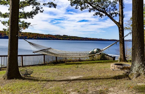 Skaneateles House | Private & Peaceful Renovated Skaneateles Lake Cottage- 200' private lakefront