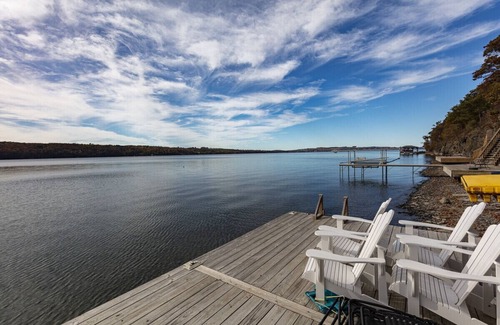 Skaneateles House | Private & Peaceful Renovated Skaneateles Lake Cottage- 200' private lakefront