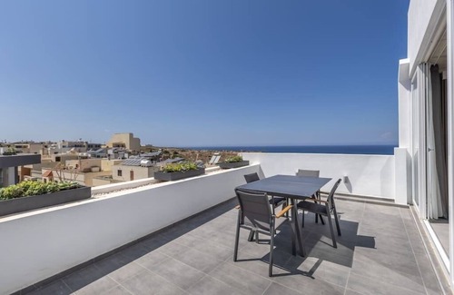 St. Andrew's Apartment | Private Penthouse with Spa Bath Pembroke St Julians