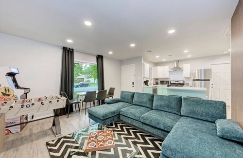 Johnston Terrace House | Private Pool & Games - Pet-Friendly Fun Stay Mins to Downtown & Airport