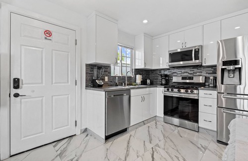 Lake Balboa House | Private, Quite, Clean, Comfy, New Guest House
