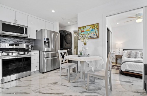 Lake Balboa House | Private, Quite, Clean, Comfy, New Guest House