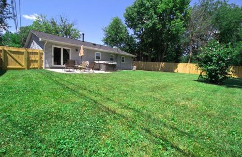Royal Manor House | Private Ranch- Entire Home - Hot Tub - Pets & Kids Welcome - King Bed - Fenced Backyard - Free WiFi