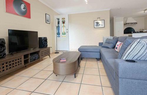 New Farm House | Private Relaxing City Retreat & Garage - Sleeps 6