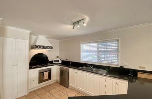 New Farm House | Private Relaxing City Retreat & Garage - Sleeps 6