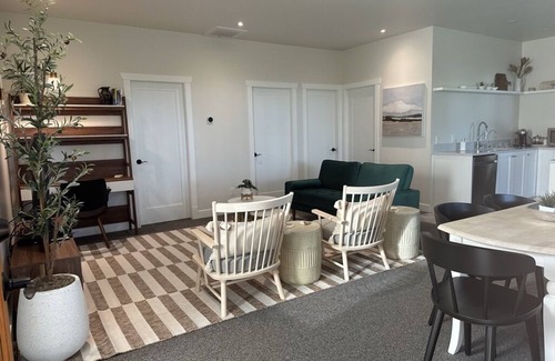 Crofton House | Private & restful; quiet 2 bedroom suite in Duncan