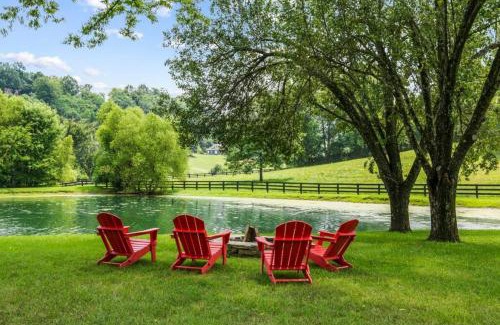 Thompson's Station House | Private Retreat Burwood 8 acres Hot Tub Fire pit